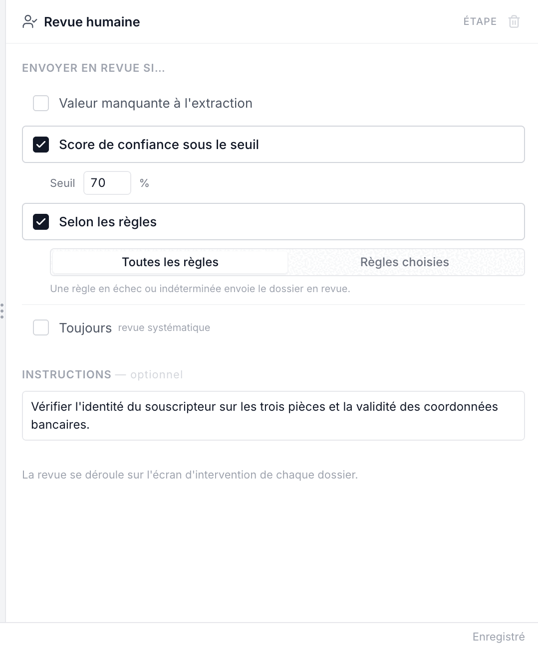 Les conditions qui envoient un dossier en revue : une valeur manquante, un score de confiance sous le seuil réglable, une règle en échec, ou la revue systématique.