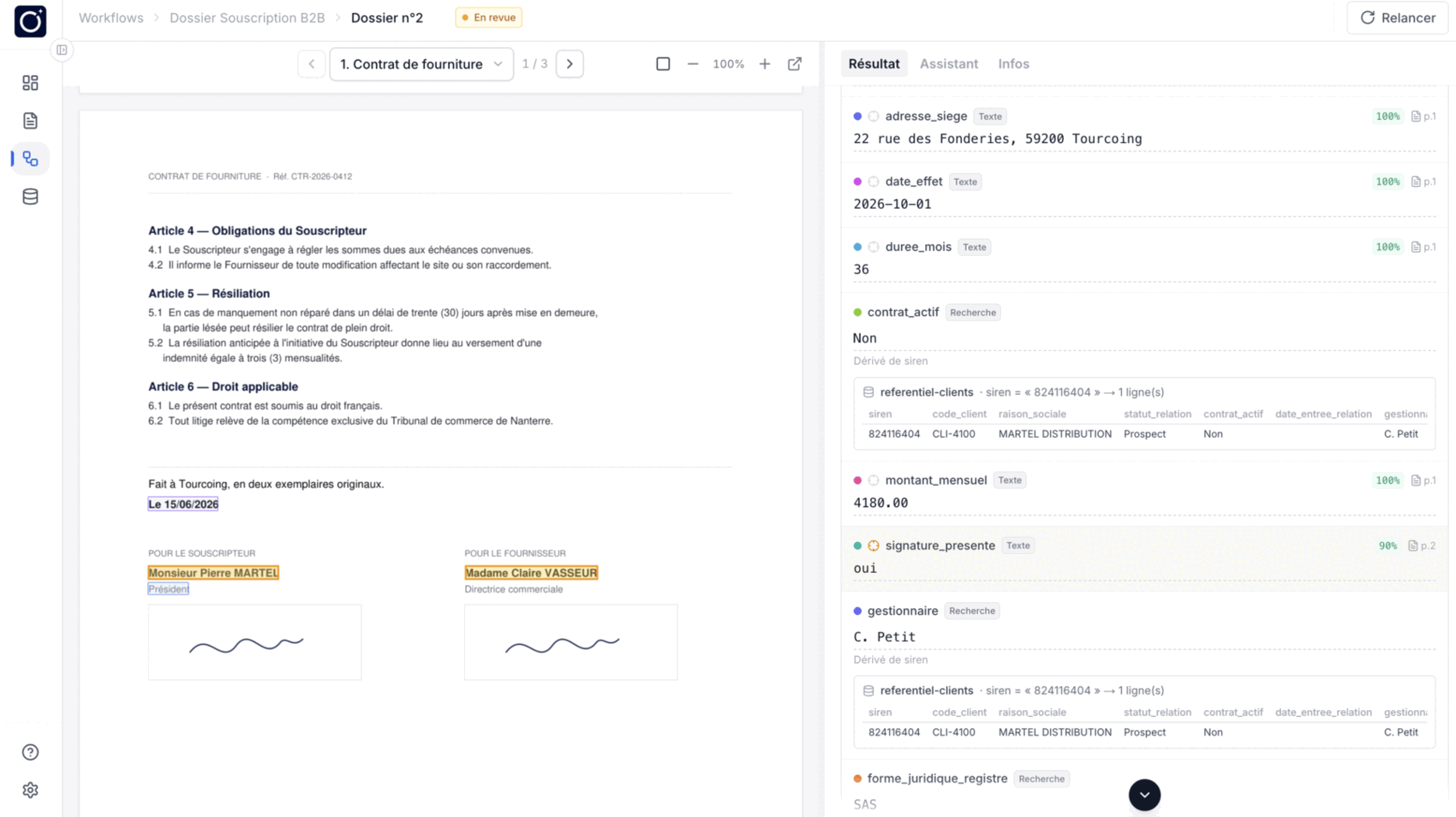 Un dossier ouvert en revue : à gauche le contrat, les valeurs lues encadrées à l'endroit où elles figurent ; à droite la liste des champs avec leur score et leur page d'origine, et sous deux d'entre eux la ligne rapportée du référentiel client qui les a renseignés.