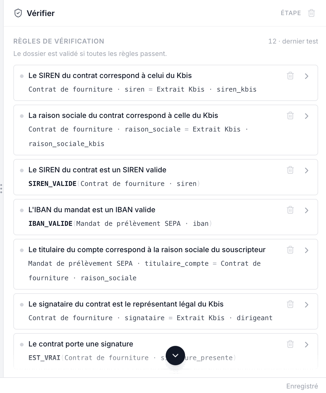 Les douze règles de vérification du dossier, chacune écrite en clair au-dessus de sa formule : concordances entre deux pièces, validité d'un SIREN, validité d'un IBAN, présence d'une signature.